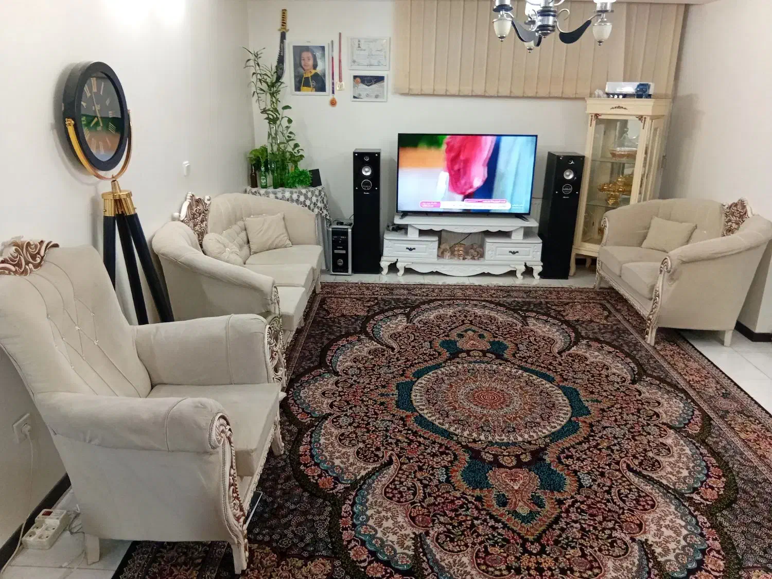 مبل ۷ نفره تمیز بامیز وسط و دو عدد عسلی|مبلمان خانگی و میز عسلی|شاهینشهر, مسکن مهر|دیوار