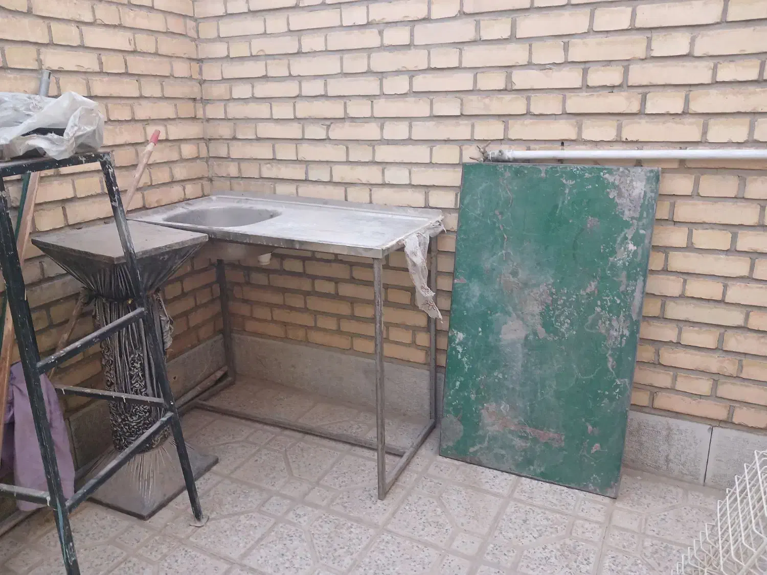 سینک . چهارپایه آهنی . میر مرغ فروشی|آب‌چکان و نظم‌دهنده ظروف|اصفهان, همت‌آباد|دیوار