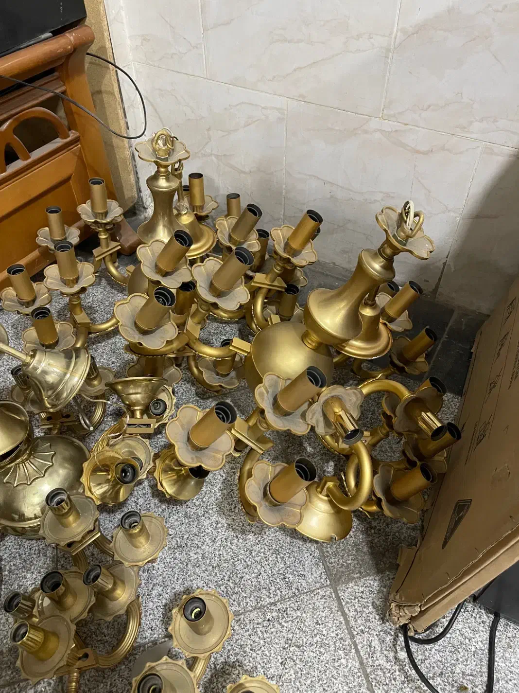 خریدار لوستر آیینه کنسول فلزی برنزی برنجی|لوستر و چراغ آویز|تهران, حبیب الله|دیوار