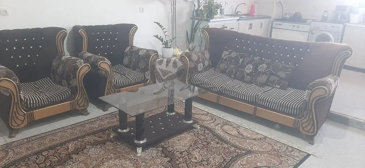 مبل ۷ نفره همراه با یک میز بزرگ و۳ عسلی|مبلمان خانگی و میز عسلی|شوش, |دیوار
