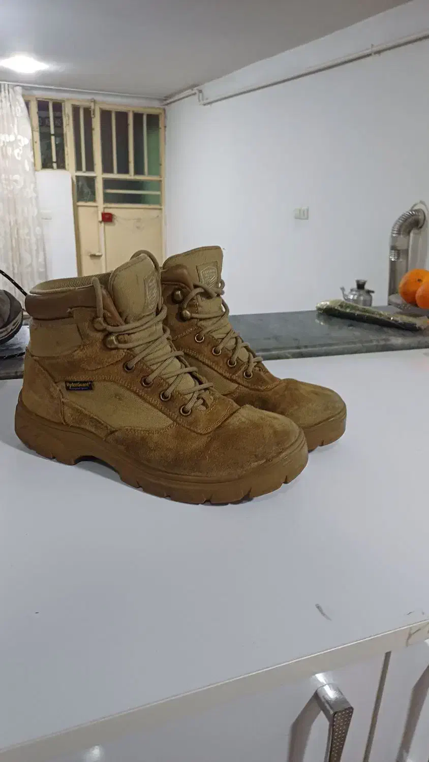 پوتین|کیف، کفش، کمربند|بانه, |دیوار