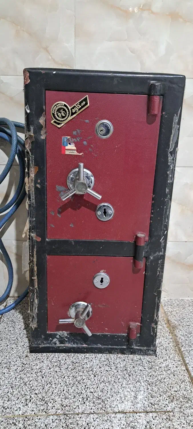 گاوصندوق|ابزارآلات|پیر بکران, |دیوار