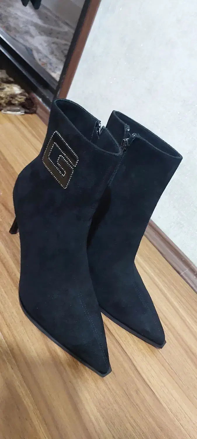 پوتین مجلسی|کیف، کفش، کمربند|ماکو, |دیوار