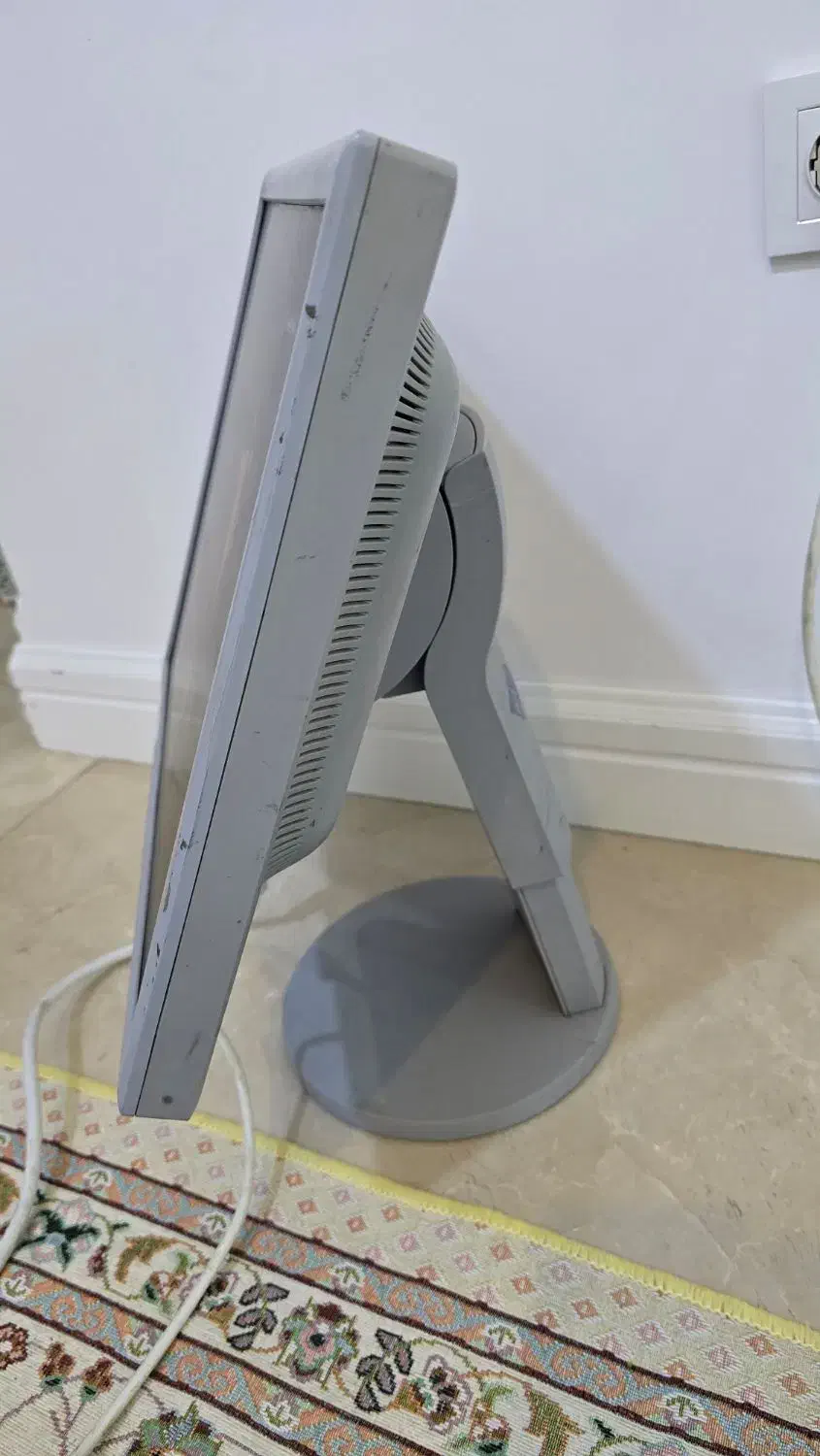 مانیتور تخت به همراه اشانتیون|قطعات و لوازم جانبی رایانه|قم, ژاندارمها|دیوار