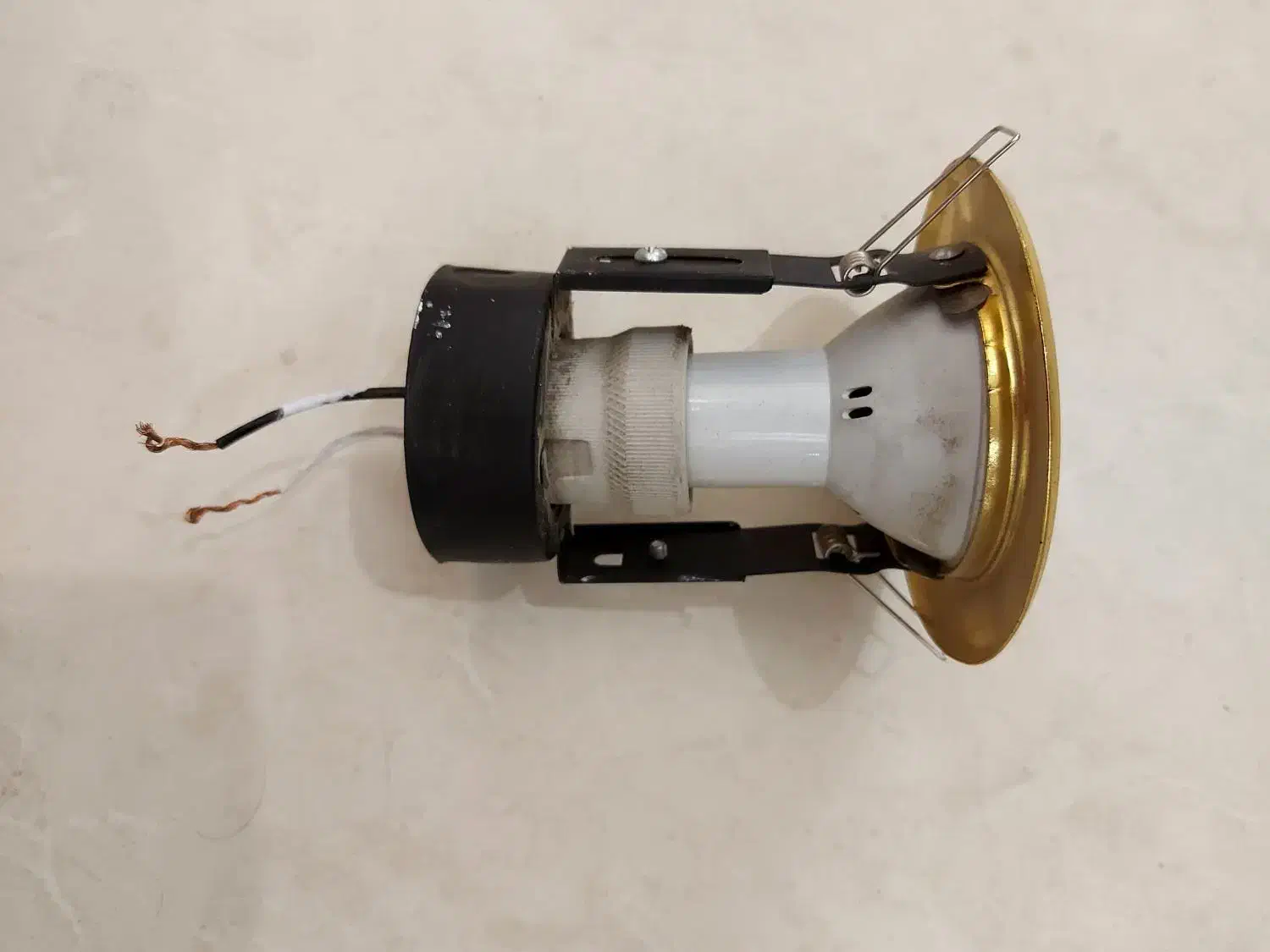 قاب  و فریم همراه با لامپ هالوژن ال ای دی|لامپ و چراغ|کرج, کوی کارمندان شمالی|دیوار