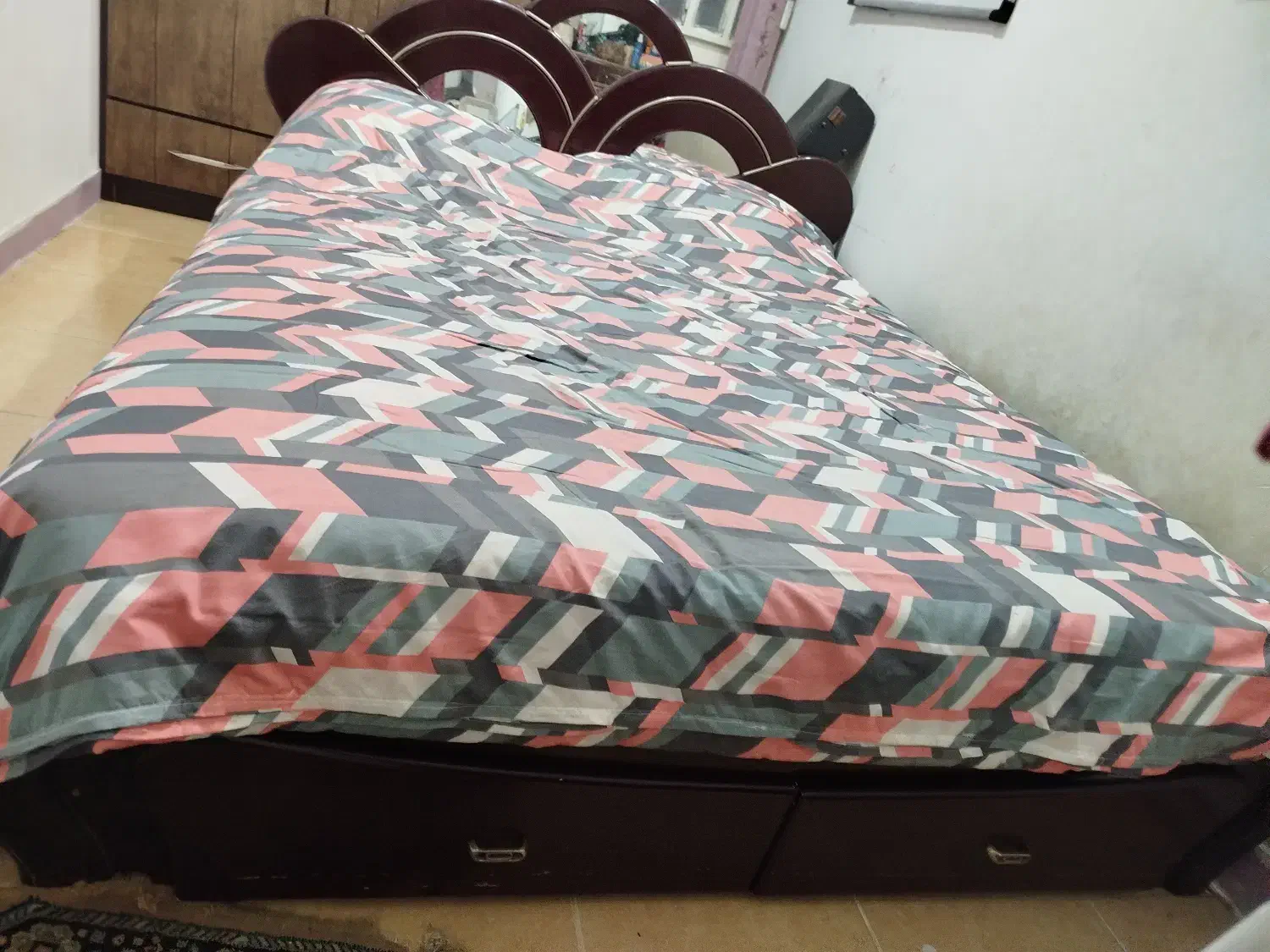 تخت خواب دو نفره با تشک و میز آرایش|تخت و سرویس خواب|اهواز, فاز ۲ پادادشهر|دیوار