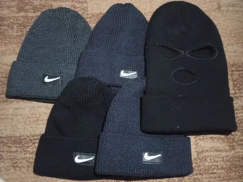 کلاه تو خز|لباس|رباط‌کریم, پرندک|دیوار