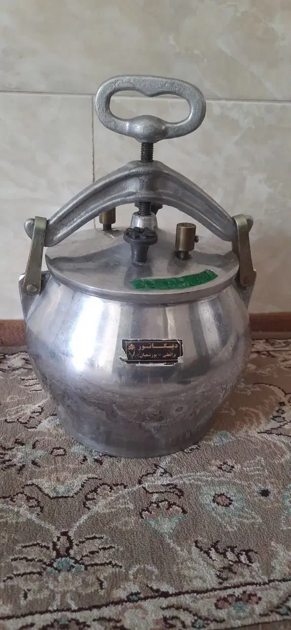 زودپز قدیمی|ظروف پخت‌وپز|یزد, |دیوار