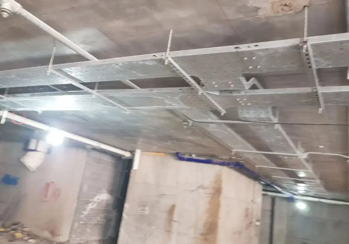 کارگر نیمه ماهر و ساده جهت برق و تاسیسات نیازمندیم|استخدام معماری، عمران و ساختمانی|کیش, |دیوار