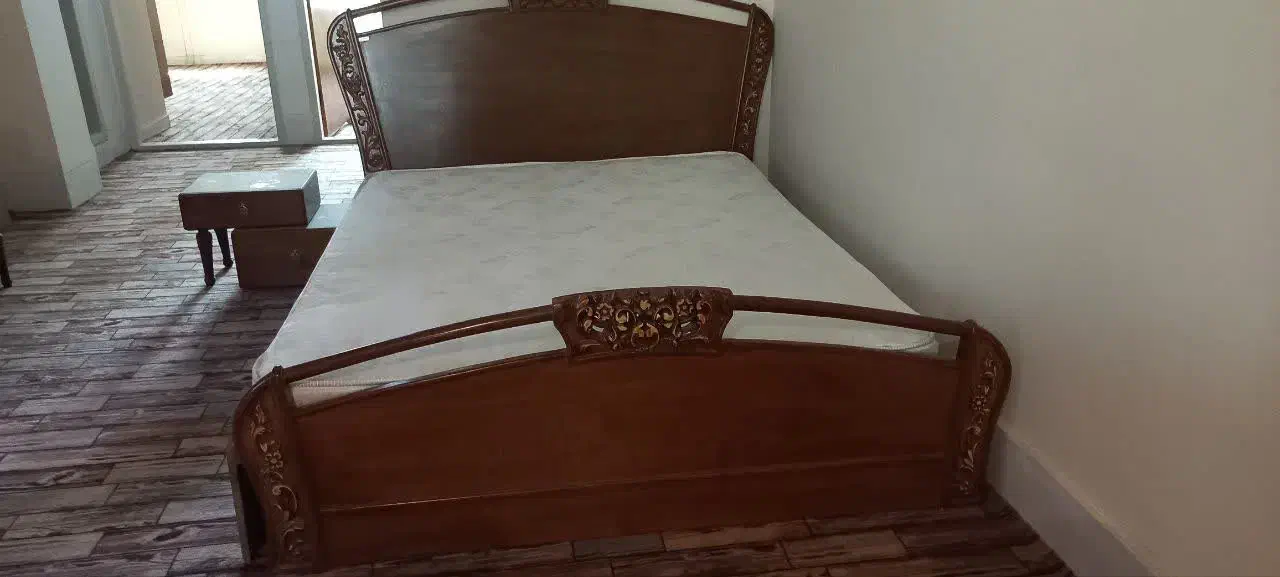 تخت و تشک و میز آرایش چوبی در حد نو|تخت و سرویس خواب|مهدی شهر, |دیوار