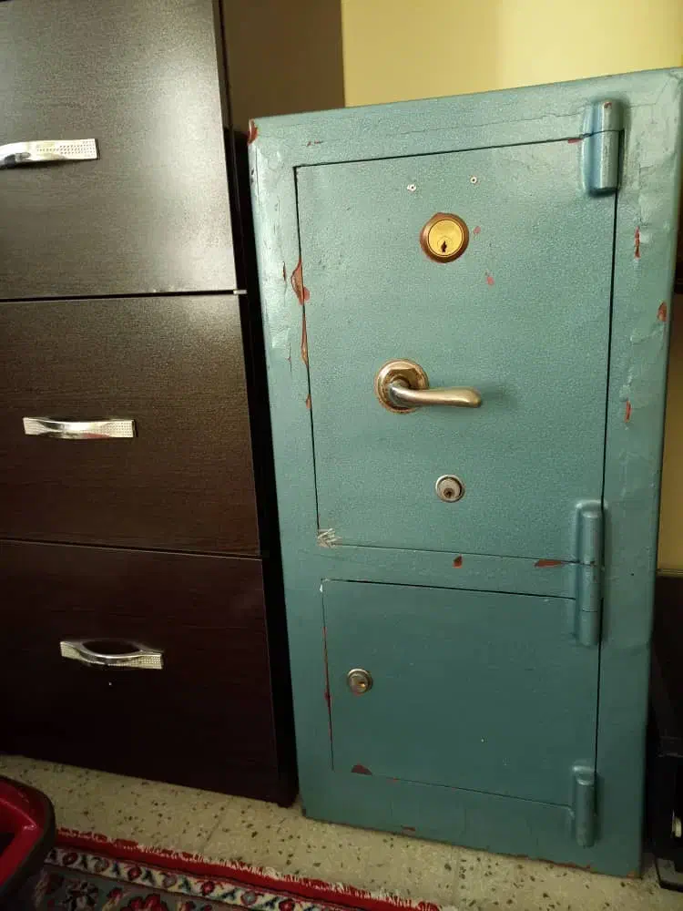 گاوصندوق|دفتر کار|دماوند, گیلاوند|دیوار