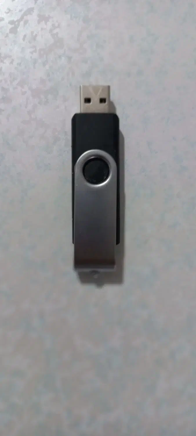 فلش ۱۶گیگ سالم بدون ایراد|قطعات و لوازم جانبی رایانه|خوی, |دیوار