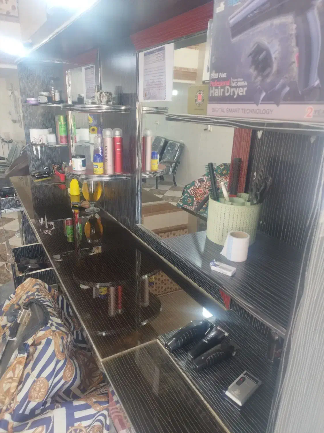 دکور آرایشگاه مردانه|آرایشگاه و سالنهای زیبایی|شیراز, کرونی(خاتونک)|دیوار