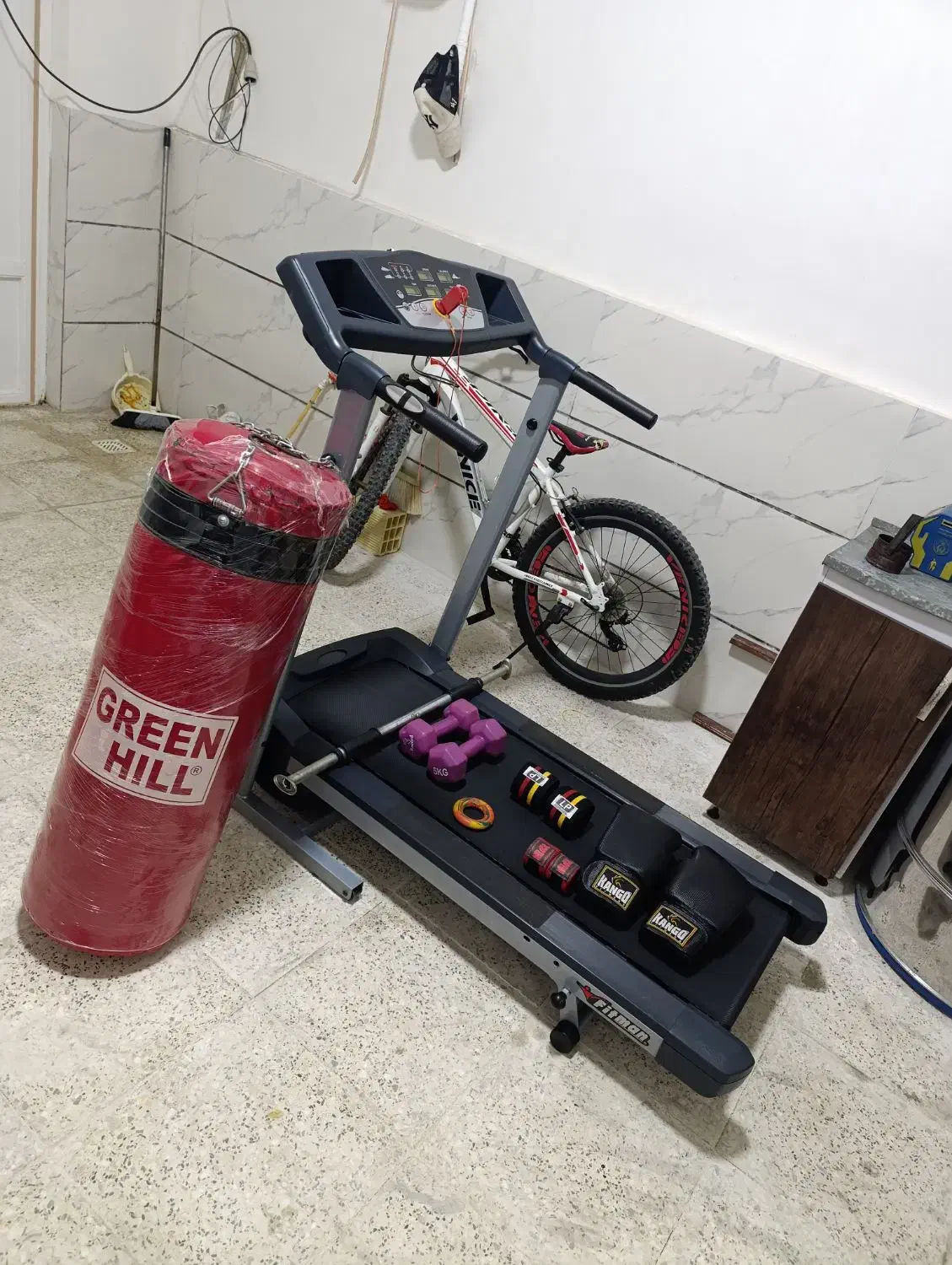 تردمیل و کیسه بوکس|تجهیزات ورزشی|بروجرد, |دیوار