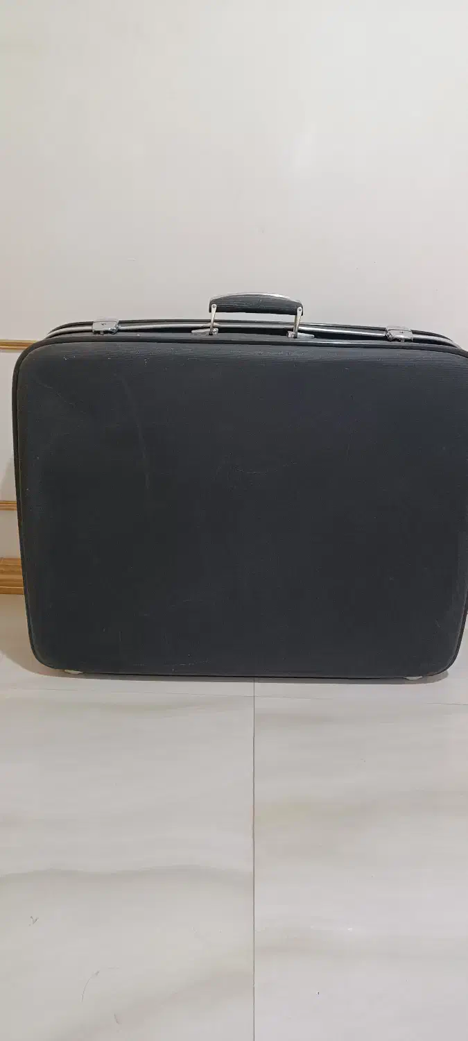 چمدان سفیدتمیز وسالم مناسب جهیزیه ومشکی تمیز|کیف، کفش، کمربند|کرمان, |دیوار