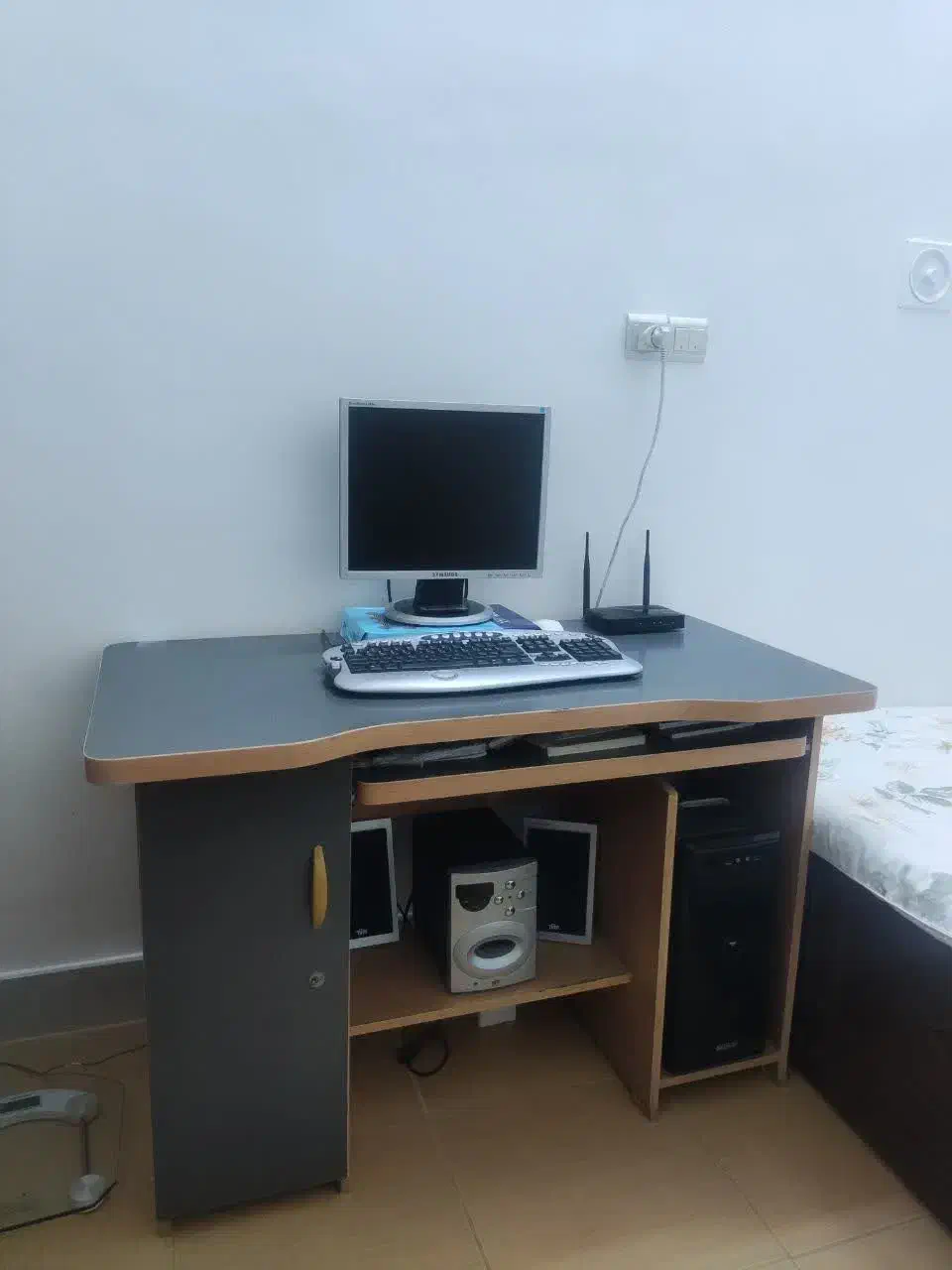 میز کامپیوتر|میز تحریر و کامپیوتر|قم, انسجام|دیوار