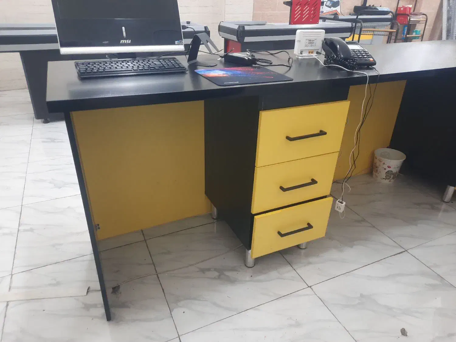 میز کارمندی mdf و کولر ۳۰ هزار اسپلیت|دفتر کار|رشت, پیرکلاچای|دیوار