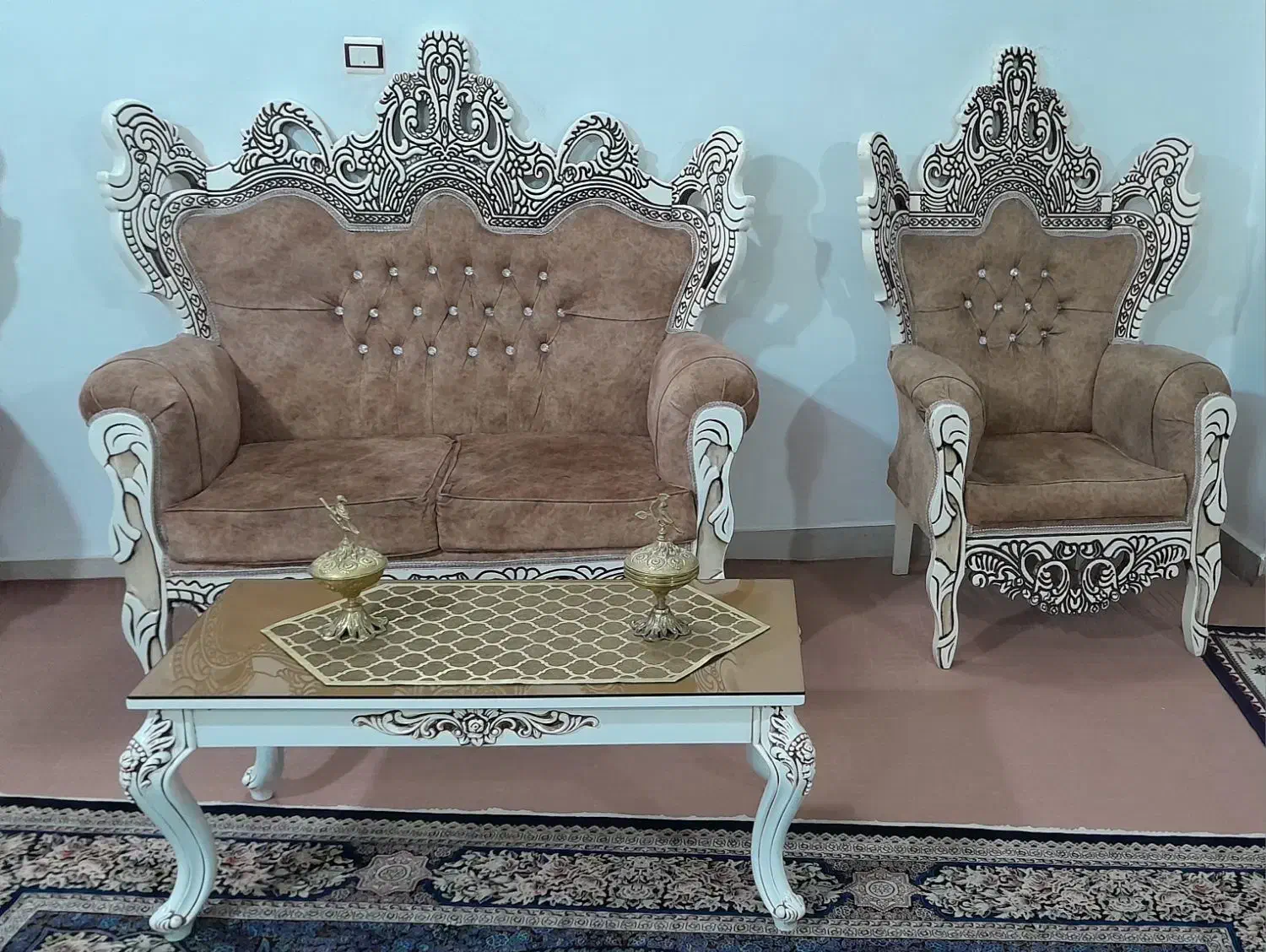 مبل ۹ نفره به همراه دوتا عسلی دو عدد جلو مبلی|مبلمان خانگی و میز عسلی|نسیم‌شهر, |دیوار
