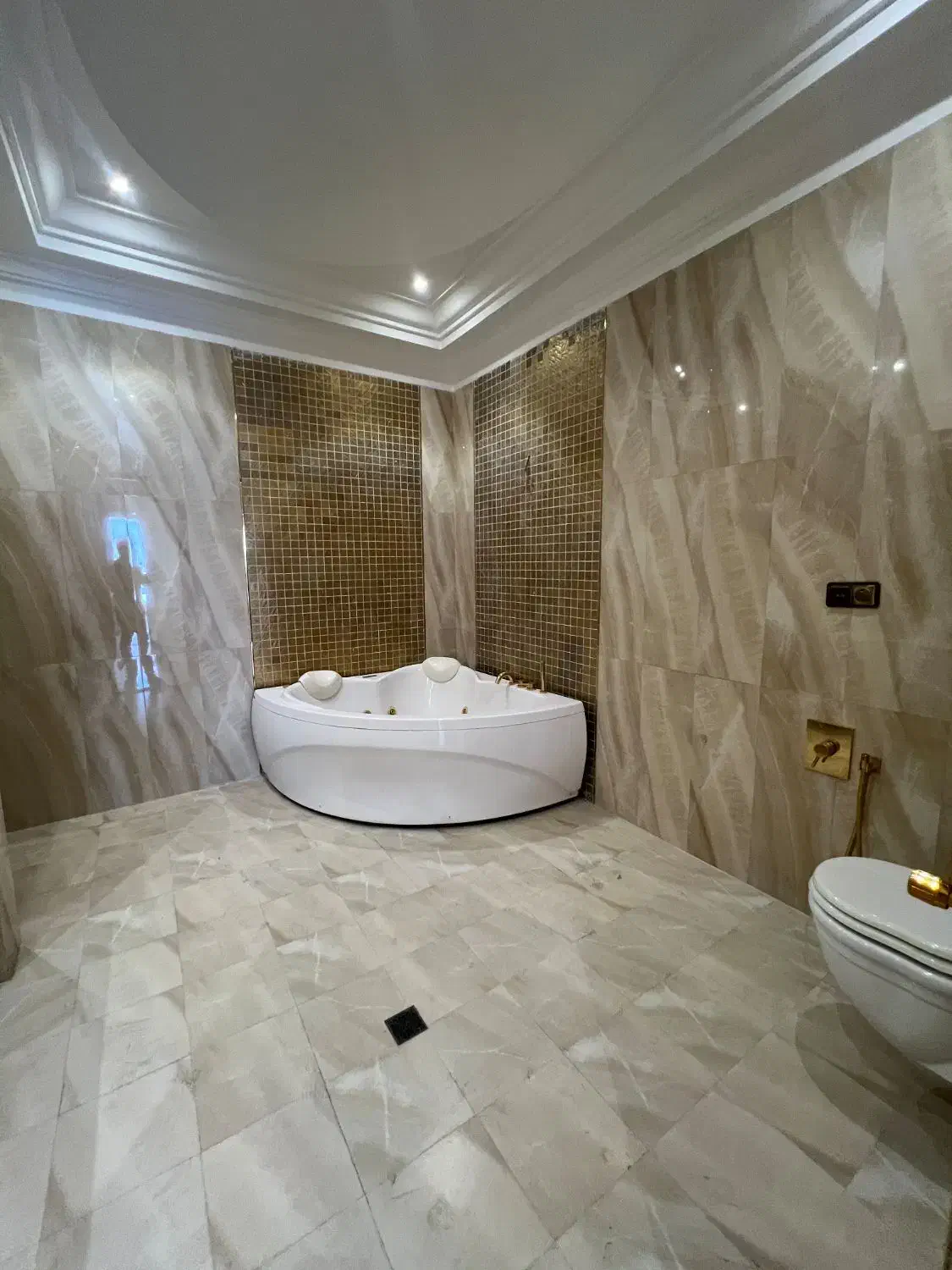 زعفرانیه185متر3خواب‌مشاعات‌فعال‌ دسترسی آسان 5ساله