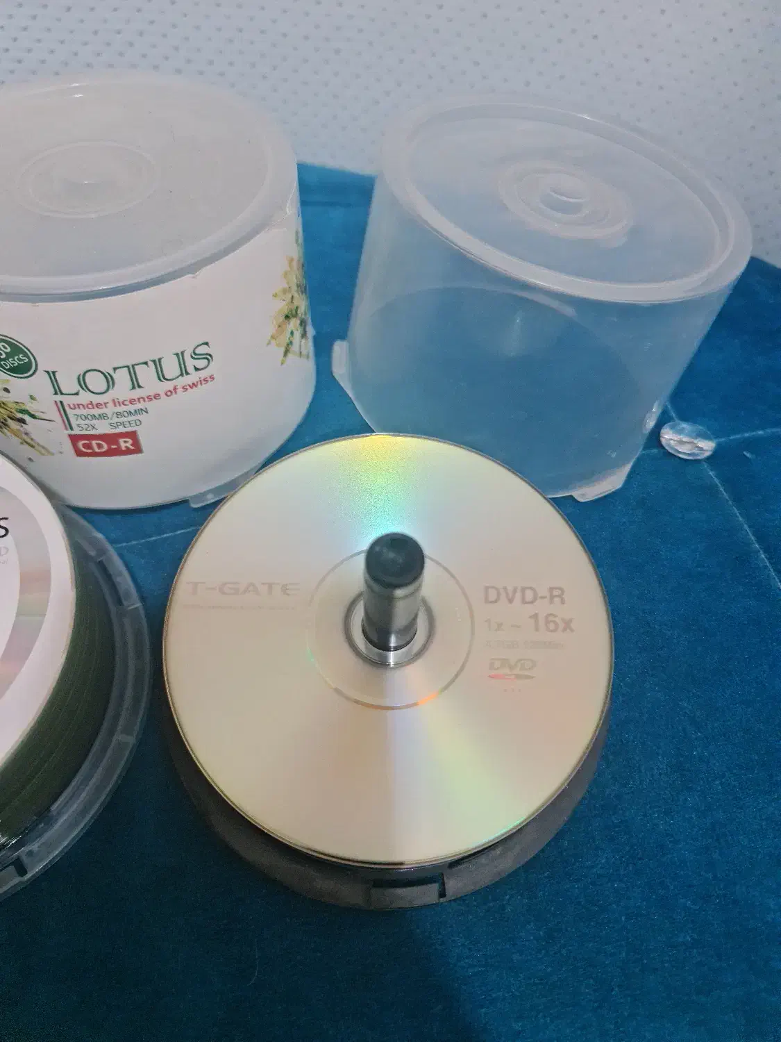 تعدادی سی دی و دی وی دی CD و DVD|قطعات و لوازم جانبی رایانه|اصفهان, خرم|دیوار