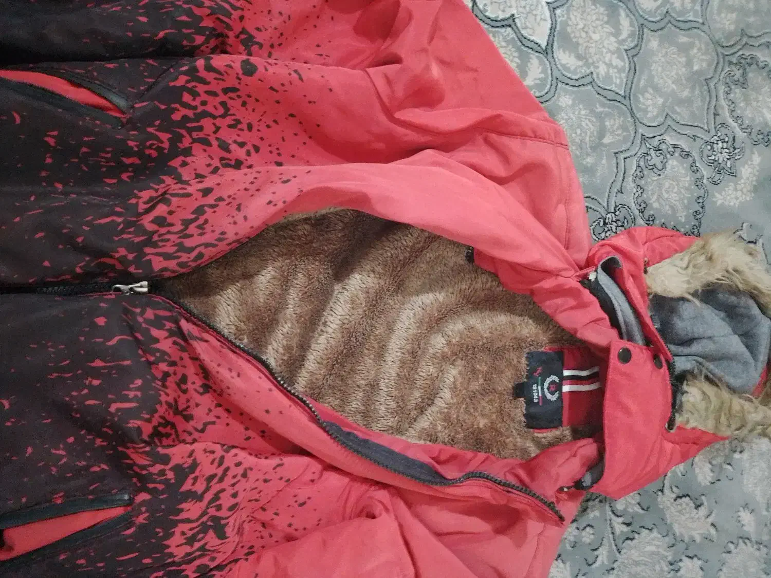 کاپشن|لباس|قم, شهر قائم|دیوار