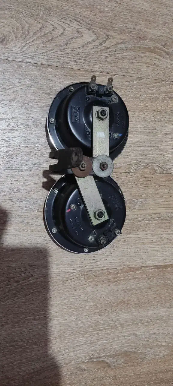 بوق روتس سالم|کلکسیون اشیاء عتیقه|رشت, باهنر|دیوار