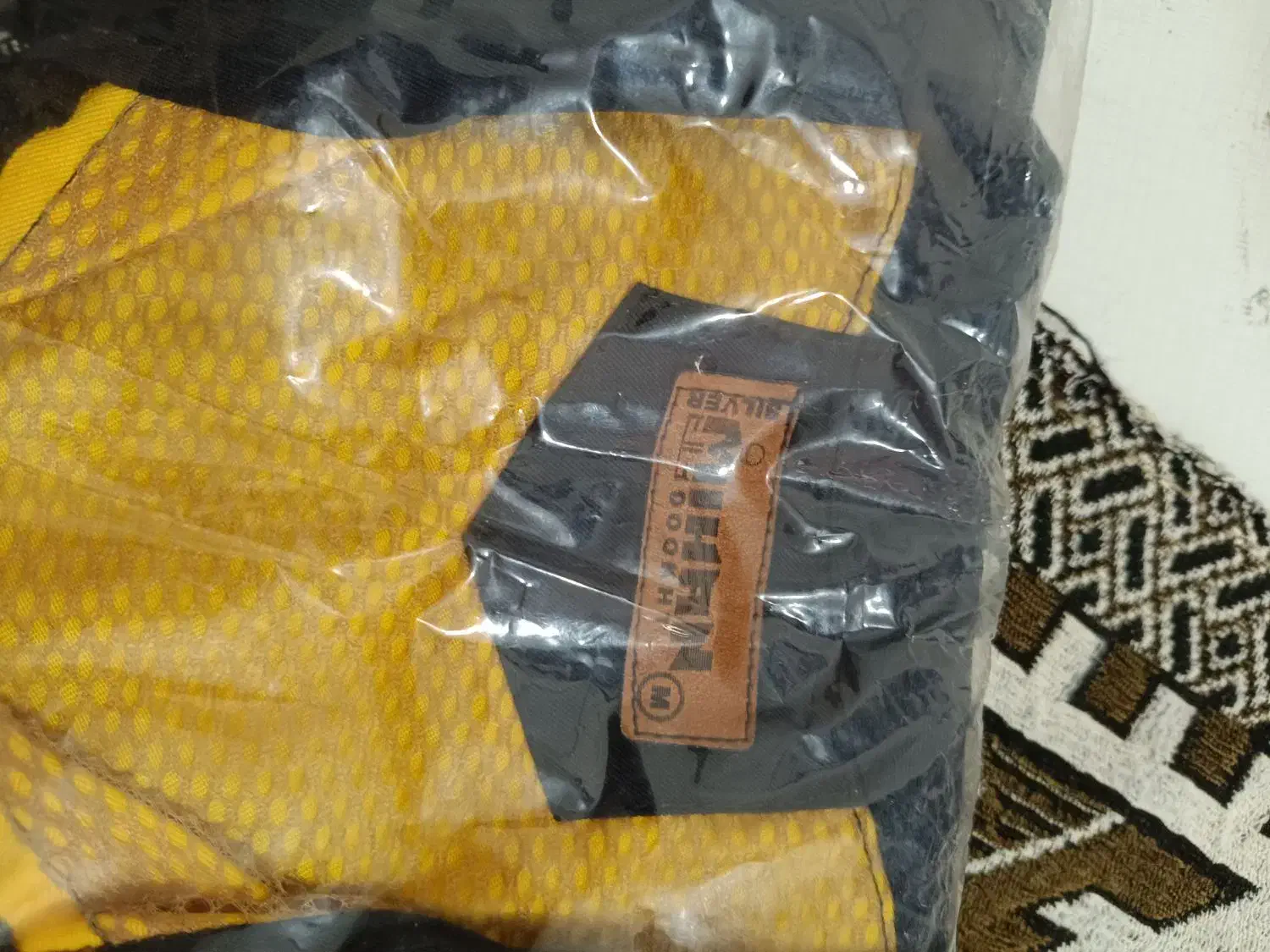 لباس وکفش کار|لباس|صدرا-فارس, فاز ۱|دیوار