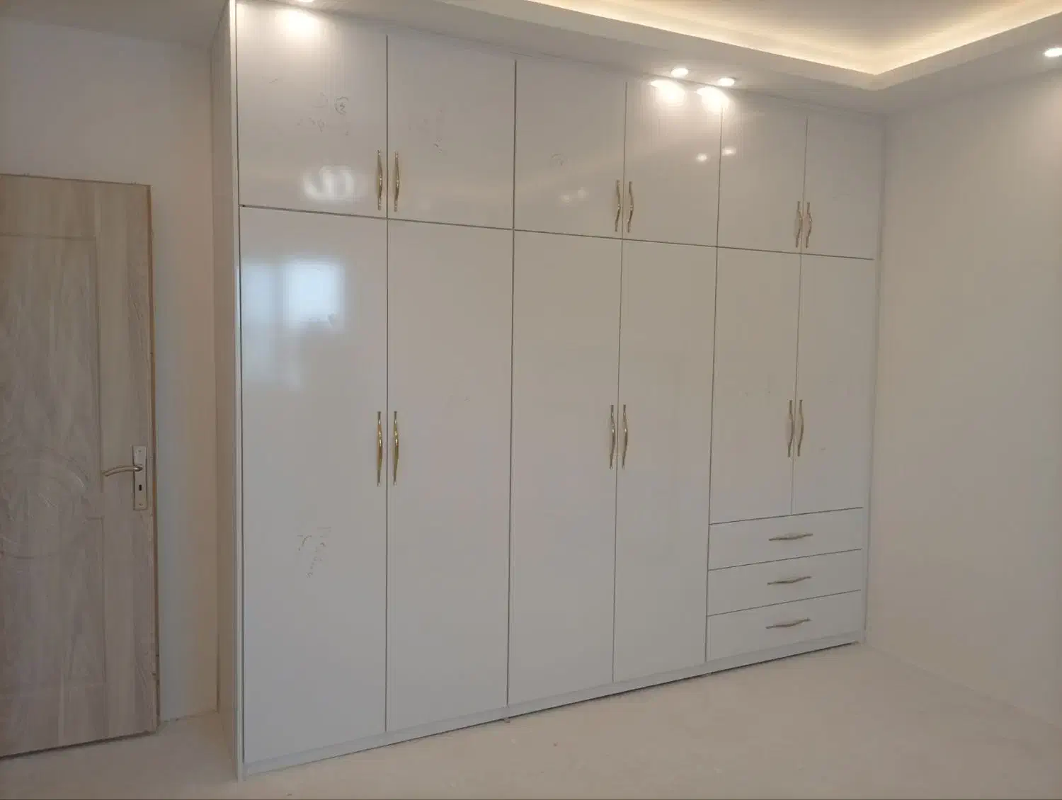 کمددیواری کد هفتادو یک دستگیره طلایی|جاکفشی، کمد، دراور|اردبیل, |دیوار