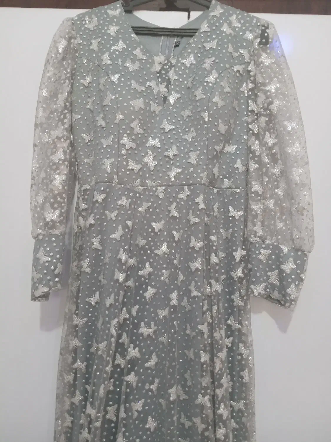 لباس مجلسی|لباس|درمیان, |دیوار