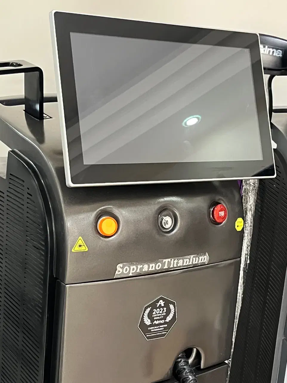 لیزر تیتانیوم ۱۶۰۰ وات کار کرده|آرایشی، بهداشتی، درمانی|تهران, میرداماد|دیوار