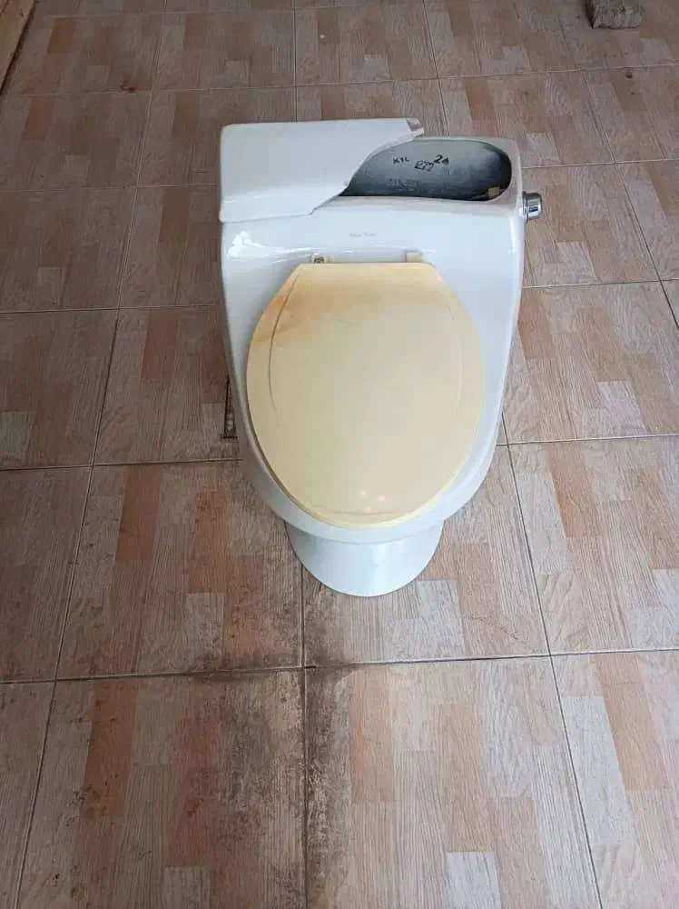 توالت فرنگی دست دوم سالم، فلاش‌تانک دار در مهاباد|لوازم سرویس بهداشتی|مهاباد (آذربایجان غربی), |دیوار