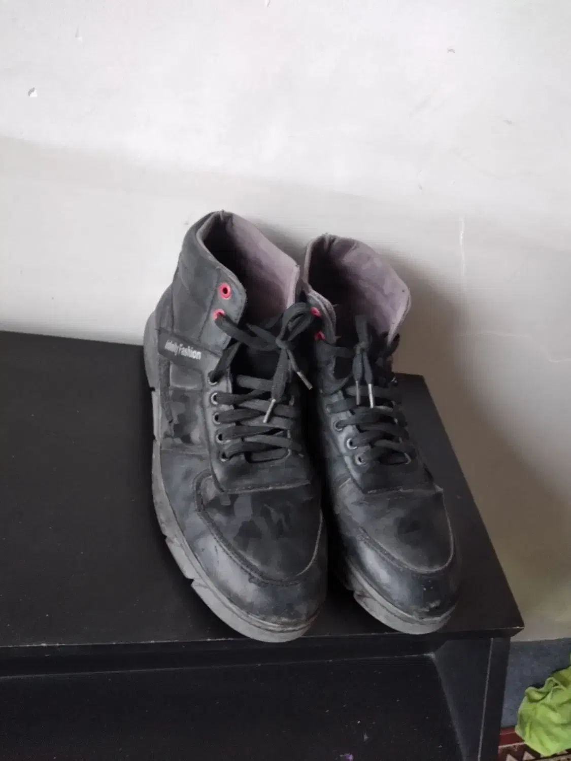 نیم بوت|کیف، کفش، کمربند|نقده, |دیوار