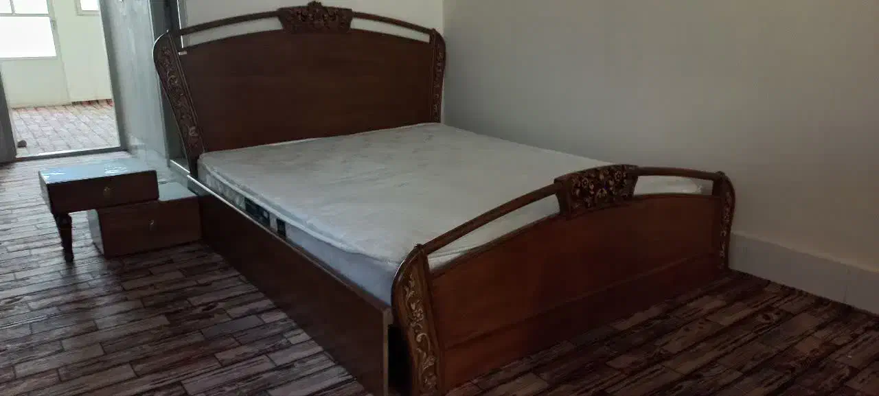 تخت و تشک و میز آرایش چوبی در حد نو|تخت و سرویس خواب|مهدی شهر, |دیوار