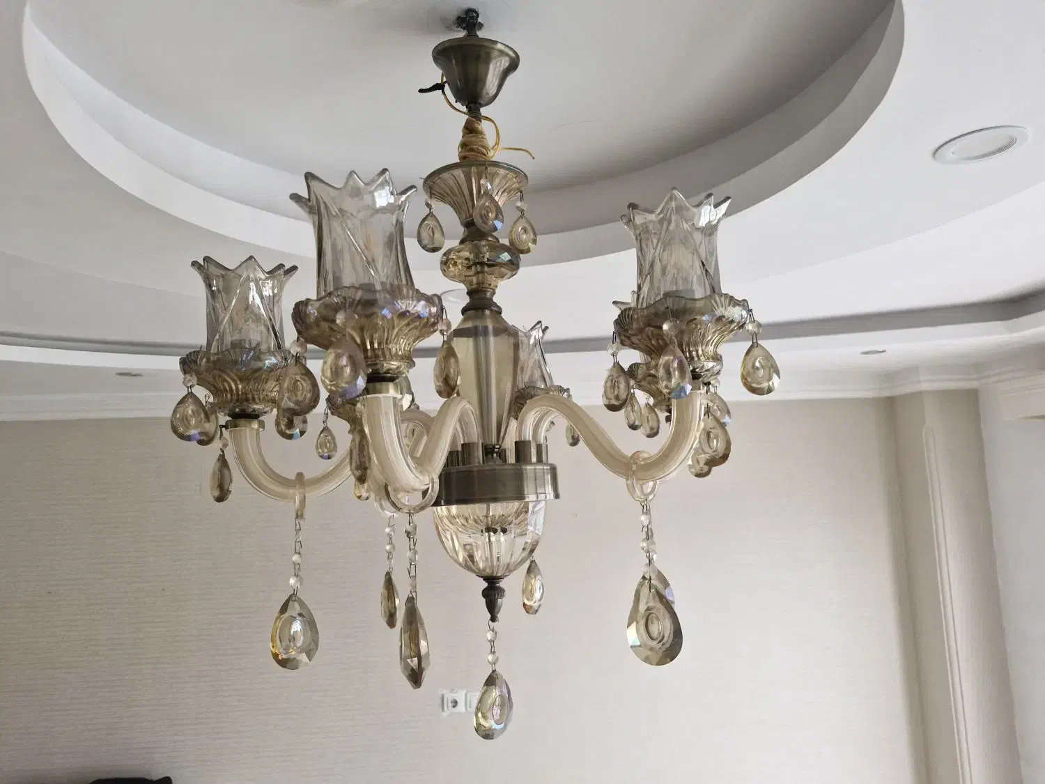 لوستر|لوستر و چراغ آویز|لاهیجان, قیام|دیوار