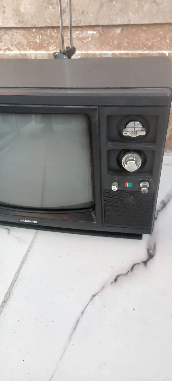 تلویزیون در حد نو بسیار قدیمی|کلکسیون اشیاء عتیقه|کرمان, |دیوار