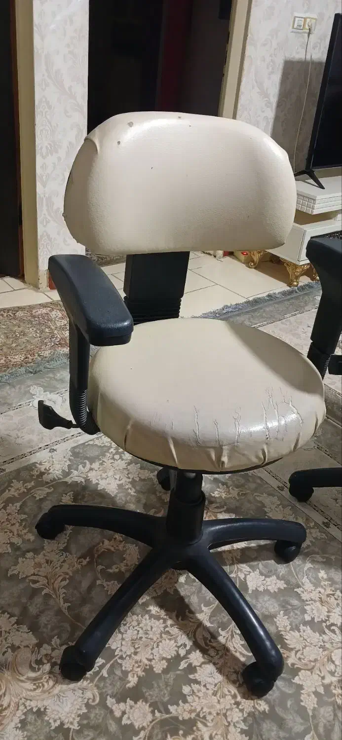 دوعدد صندلی چرخدار با رویه چرم|صندلی و نیمکت|کرج, کمالشهر|دیوار