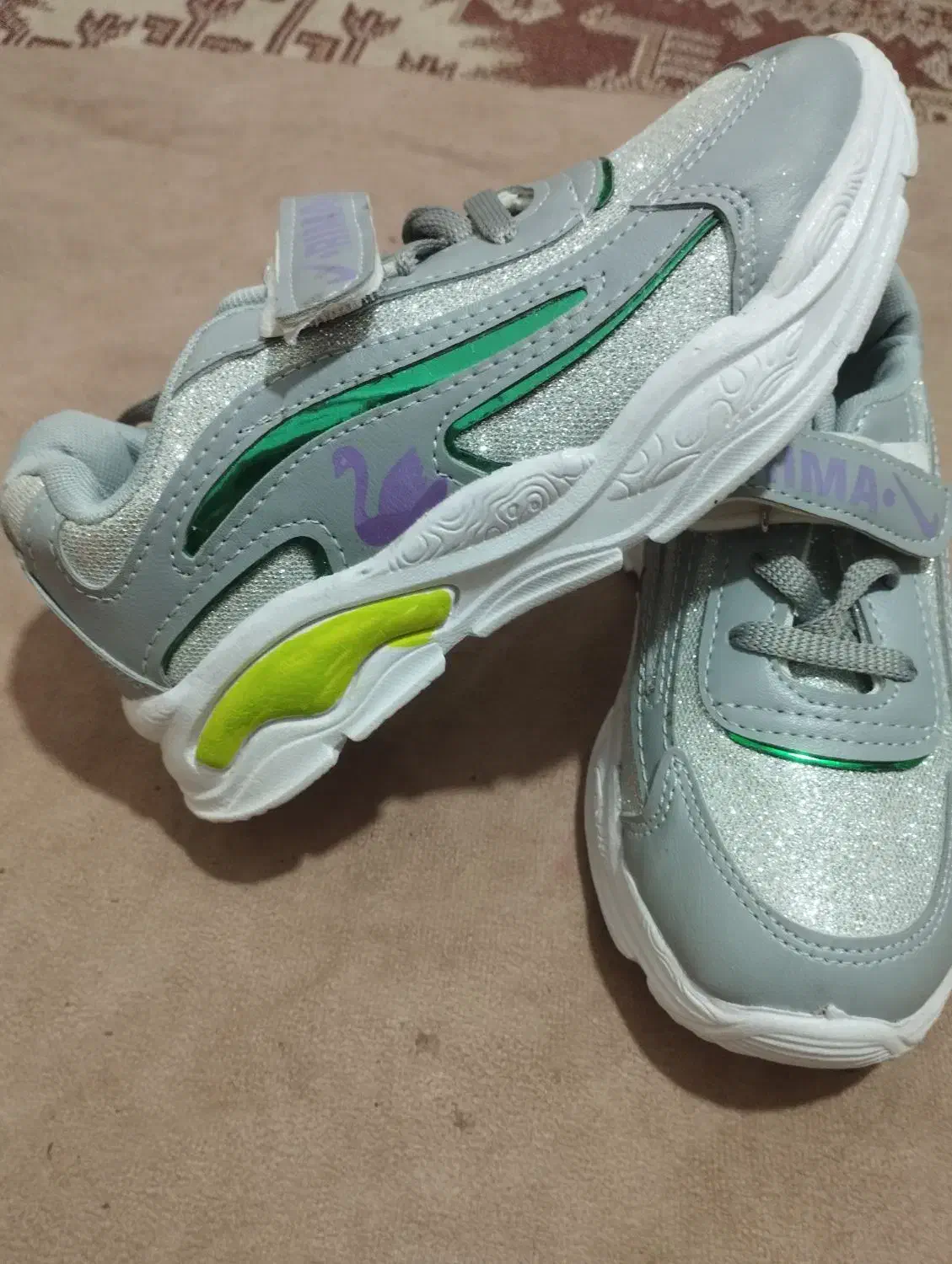 کفش|کیف، کفش، کمربند|زهک, |دیوار