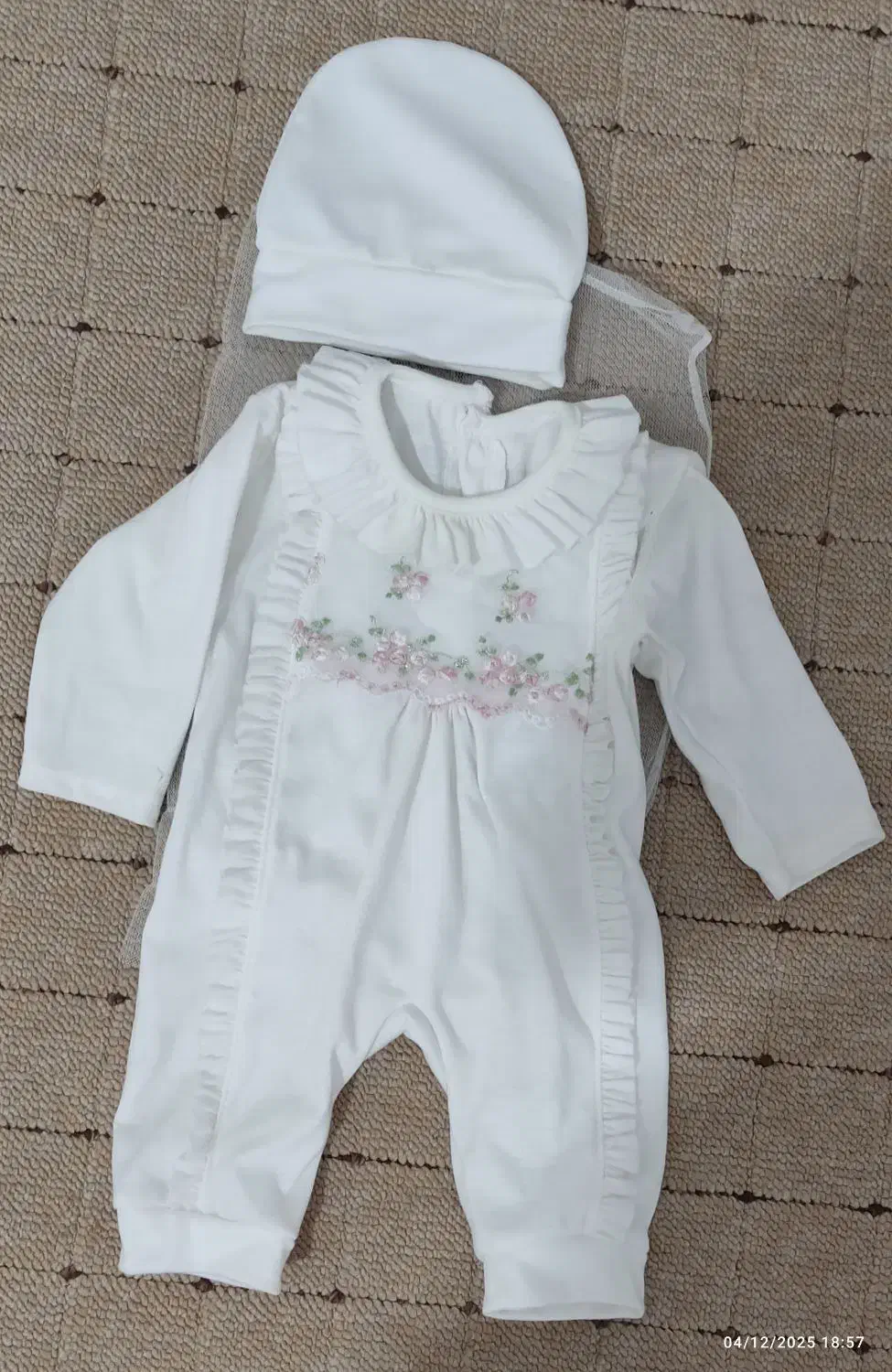 لباس نوزاد ست بیمارستانی تا دوماه یا سه ماه بستگی.|کفش و لباس بچه|دوگنبدان, |دیوار