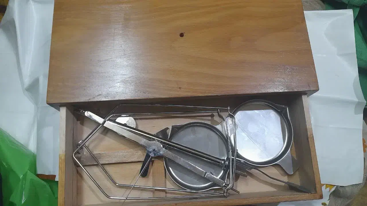 ترازوی کفی زرگری.|کلکسیون اشیاء عتیقه|اصفهان, تخت فولاد|دیوار