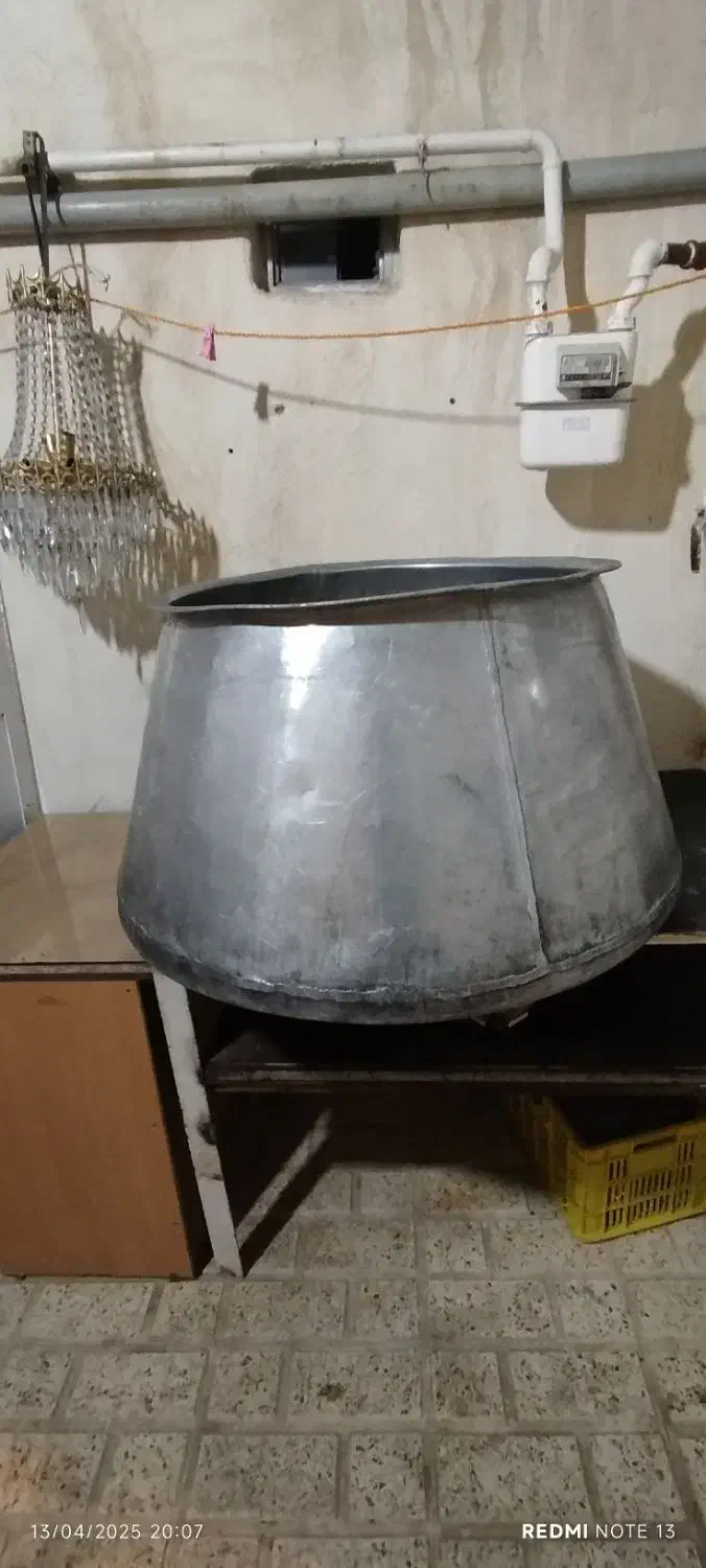 دیگ مجلسی بزرگ|ظروف پخت‌وپز|اقبالیه, |دیوار