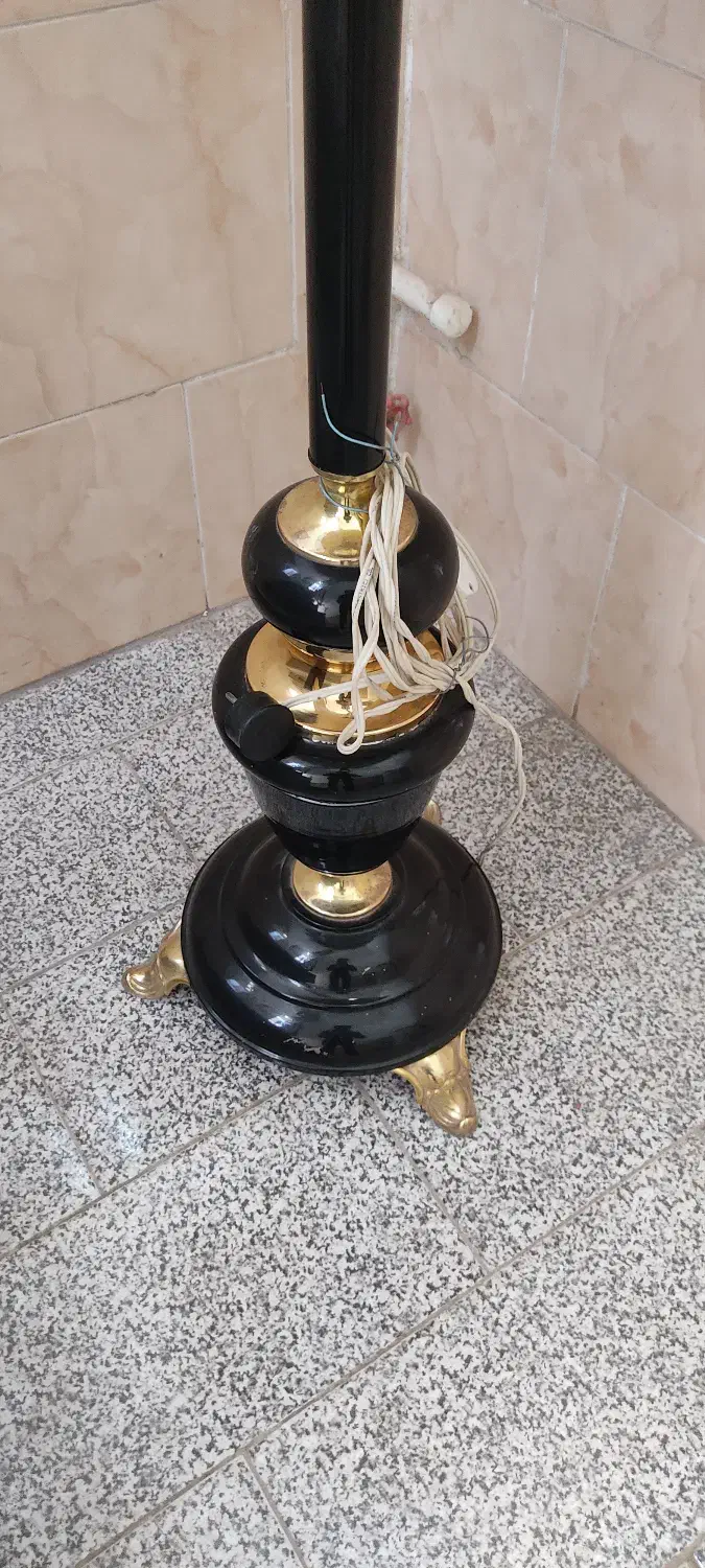 آباژور ایستاده قدیمی و کلاسیک|چراغ خواب و آباژور|یزد, |دیوار