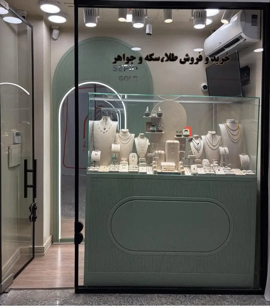 اجاره مغازه زرگری 7 متر بازار سر پوشیده|اجارهٔ مغازه و غرفه|ارومیه, |دیوار