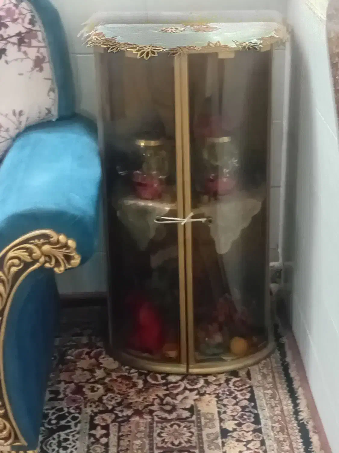 مینی بوفه طلایی رنگ یک متر قد نیم متر عرض|بوفه، ویترین، کنسول|یزد, |دیوار