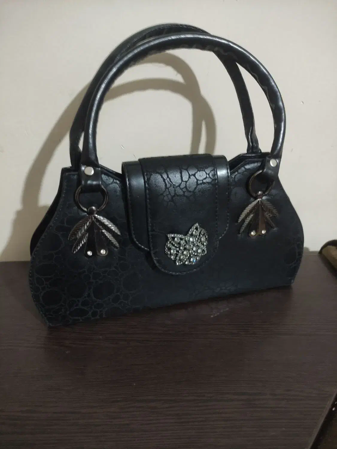 کیف مجلسی|کیف، کفش، کمربند|پرند, فاز ۵|دیوار