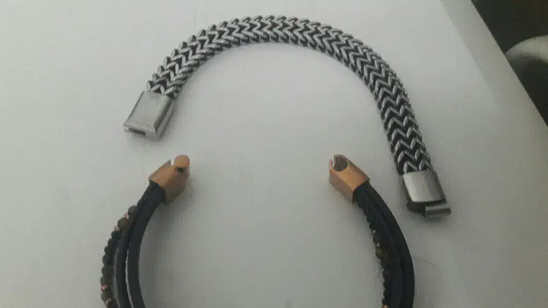 دو عدد دست بند چرم و کارتیر (قفل چفتی مگنتی))|بدلیجات|قم, نخودی|دیوار