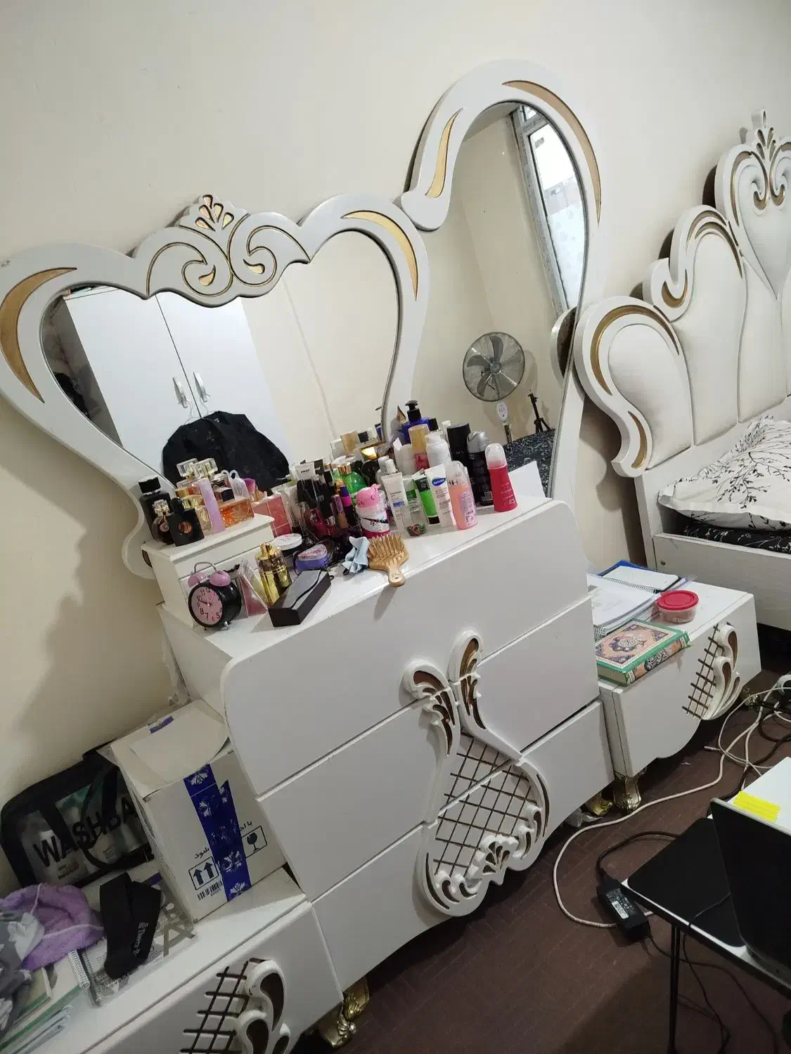 تخت خواب و میز و کمد|تخت و سرویس خواب|کاشان, باهنر|دیوار