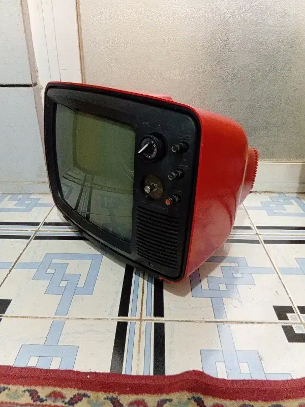 تلویزیون قرمز رنگ توشیبا رنگ فابریک قدیمی عتیقه|تلویزیون و پروژکتور|اصفهان, شیخ اشراق|دیوار