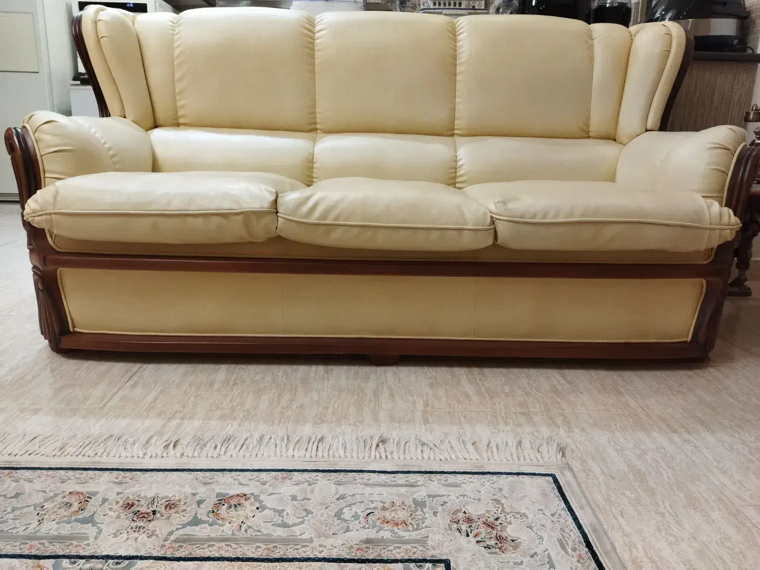 مبل چرم 7 نفره ترک با میز جلو مبلی و میز عسلی|مبلمان خانگی و میز عسلی|رشت, رشتیان|دیوار