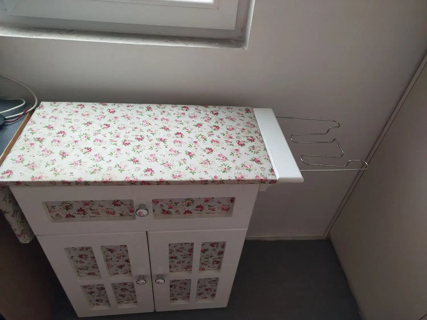 میز اتو و چرخ خیاطی سالم و نو|اتو و لوازم اتو|گرگان, |دیوار