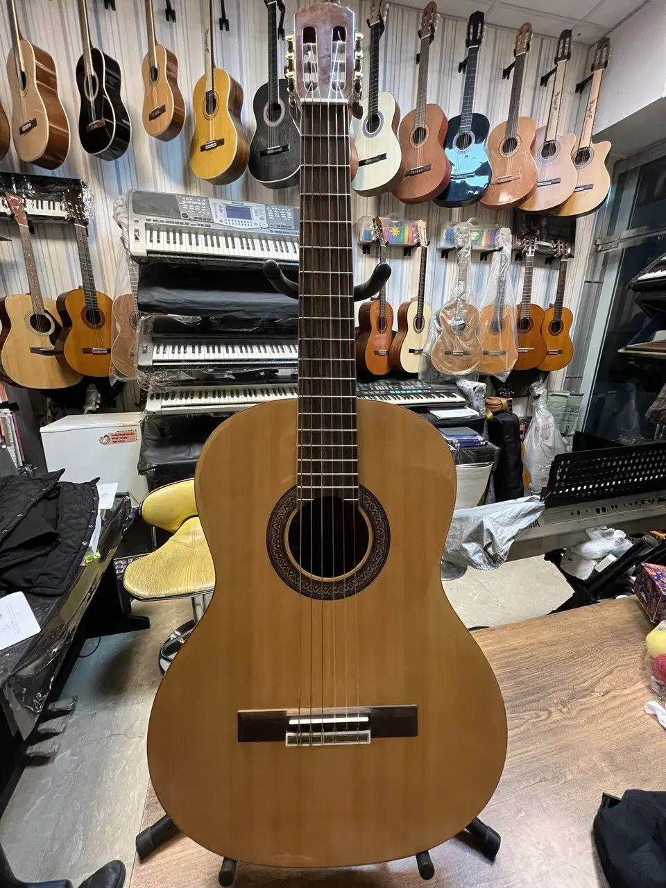 گیتار اسپانیایی در موزیک ارژنگ|گیتار، بیس، امپلیفایر|پردیس, فاز ۳|دیوار